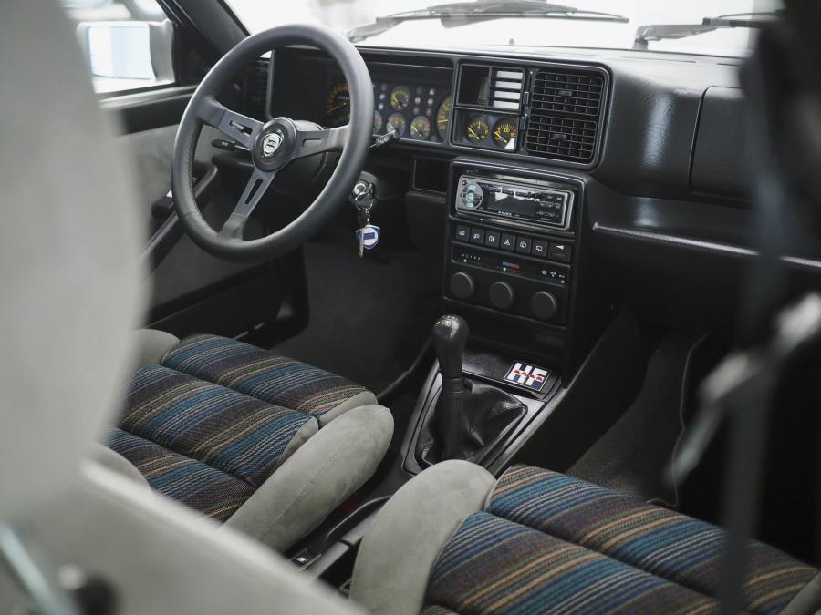 Интерьер Lancia Delta HF Integrale 8V 1988 года  (фото 11 из 12)